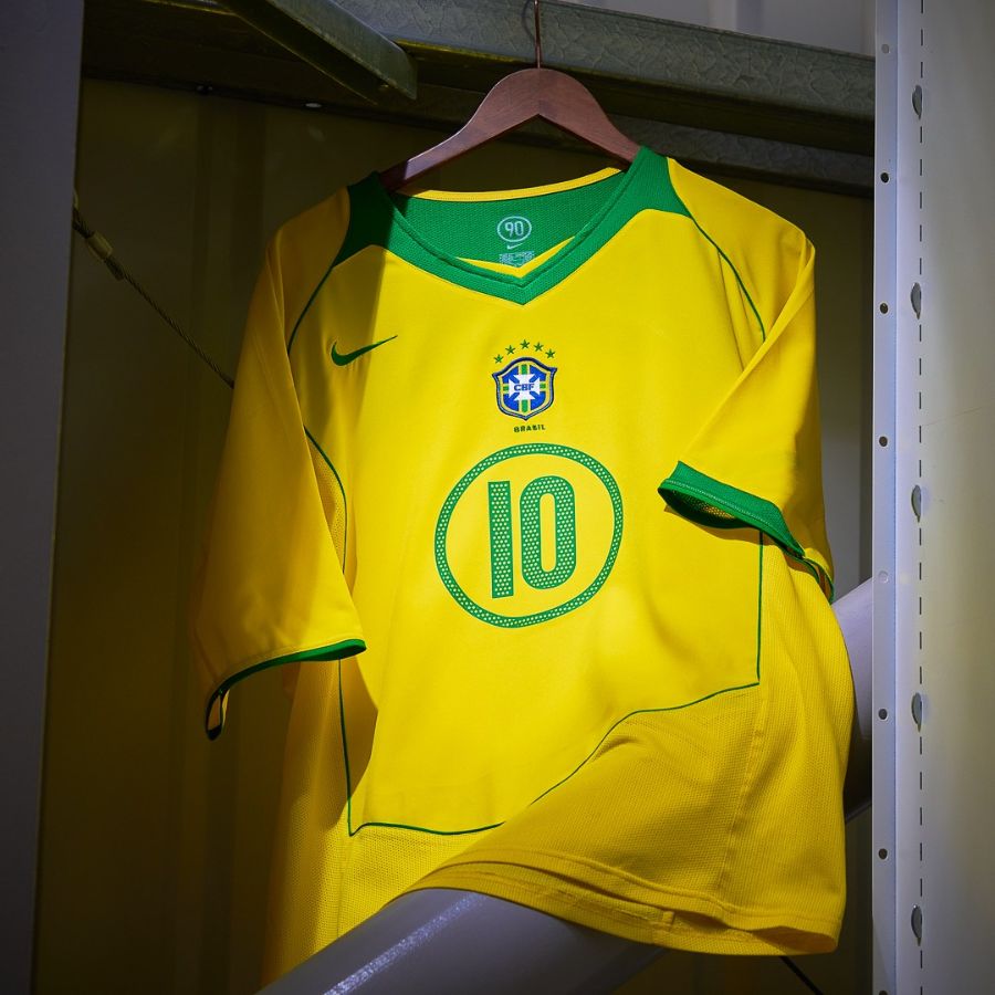 Ronaldinho 10 Brazil Home Retro 2004 - image 2