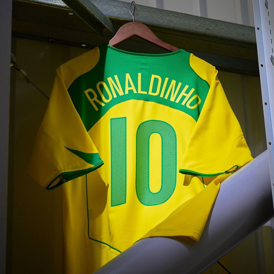 Ronaldinho 10 Brazil Home Retro 2004 - image 1